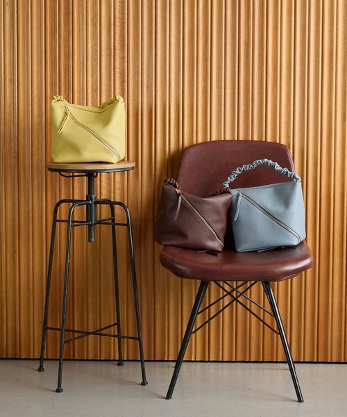 HASHIBAMI（ハシバミ）の「【HASHIBAMI】クシュクシュ ワンショルダー（ショルダーバッグ・レディース・ブラック/ライトブルー/ペールイエロー/ホワイト/ブラウン/ダークブラウン・FREE）」の8枚目の写真