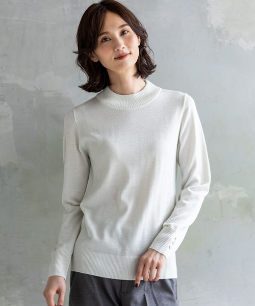 A/C DESIGN BY ALPHA CUBIC（エーシーデザインバイアルファキュービック）の「ラメリブハイネックニットプルオーバー【洗える・大きいサイズあり】（ニット/セーター・レディース・ライトグレー/ピンク/サックスブルー/オフホワイト・M/L/LL/3L）」の2枚目の写真