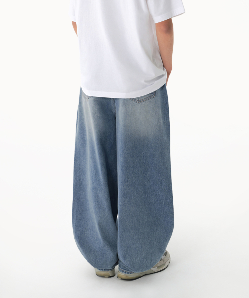 MUSINSA STANDARD（ムシンサスタンダード）の「ビッグブラシラージバルーンデニムパンツ[ライトインディゴ]（デニムパンツ・メンズ・その他・40/38/42/36/34/32/30/31/33/26/27/28/29）」の3枚目の写真