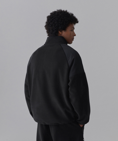 MUSINSA STANDARD（ムシンサスタンダード）の「シティレジャーポーラフリースハーフジッププルオーバー[ブラック]（その他アウター・メンズ・その他・SMALL/MEDIUM/LARGE/X-LARGE/XX-LARGE）」の2枚目の写真