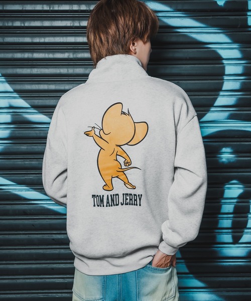 Tom&Jerry(トムアンドジェリー)の「【TOM&JERRY】プリント 裏起毛 スウェット ハイネック トレーナー(スウェット・メンズ・杢グレー/オートミール/チャコール/ネイビー/キャメル/グレイッシュベージュ・MEDIUM/LARGE/X-LARGE)」の1枚目の写真