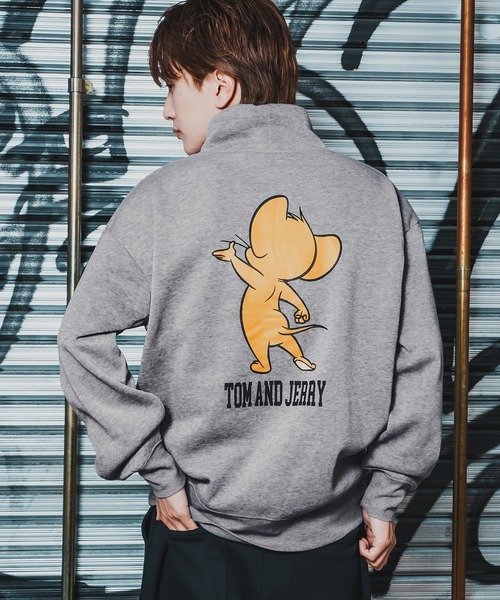 Tom&Jerry(トムアンドジェリー)の「【TOM&JERRY】プリント 裏起毛 スウェット ハイネック トレーナー(スウェット・メンズ・杢グレー/オートミール/チャコール/ネイビー/キャメル/グレイッシュベージュ・MEDIUM/LARGE/X-LARGE)」の2枚目の写真