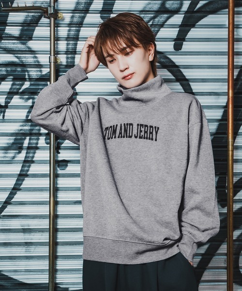 Tom&Jerry(トムアンドジェリー)の「【TOM&JERRY】プリント 裏起毛 スウェット ハイネック トレーナー(スウェット・メンズ・杢グレー/オートミール/チャコール/ネイビー/キャメル/グレイッシュベージュ・MEDIUM/LARGE/X-LARGE)」の8枚目の写真