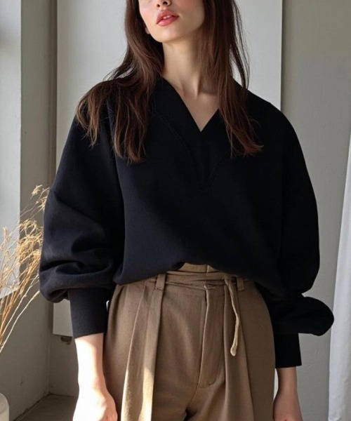 cammie(キャミー)の「Vネックドルマンスリーブトップス(スウェット・レディース・ベージュ/ブラック・F)」の3枚目の写真