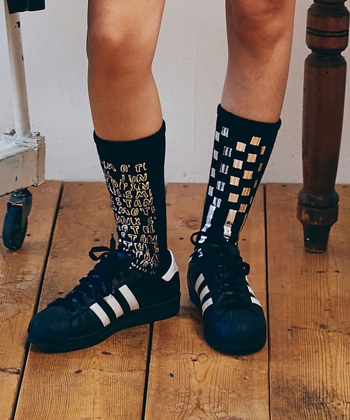 RNA(アールエヌエー)の「E5218 PINK MOTEL スモールジャンクスタンドソックス(ソックス/靴下・レディース・ホワイト×レッド/ホワイト×グリーン/ブラック×シルバー/ブラック×ゴールド・FREE)」の4枚目の写真