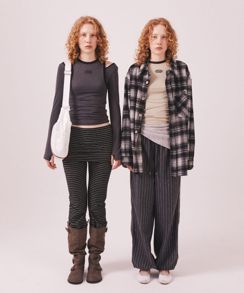 MENASOO（ミナス）の「Stretch Layered T Shirt_Charcoal（Tシャツ/カットソー・レディース・ダークグレー・SMALL/MEDIUM）」の4枚目の写真