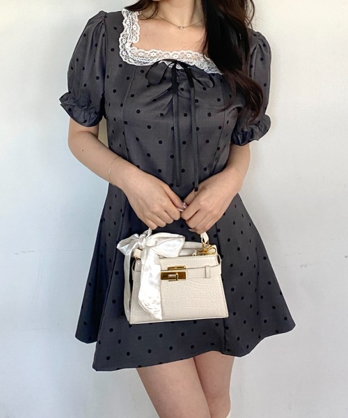 Mejoul(メジュール)の「ドット柄フロントリボンフリルスクエアネックミニワンピース(ワンピース・レディース・グレー・M/L)」の8枚目の写真