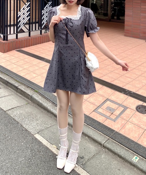 Mejoul(メジュール)の「ドット柄フロントリボンフリルスクエアネックミニワンピース(ワンピース・レディース・グレー・M/L)」の17枚目の写真