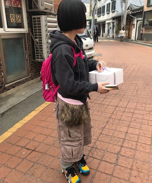 MUWM(ムウム)の「ファーリーパーバッグ Furry Paw Bag (2カラー)(メッセンジャーバッグ・レディース・ブラウン/ライトブラウン・FREE)」の11枚目の写真