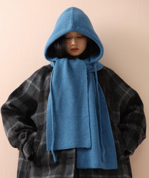 ADDITION STORE(アディションストア)の「【5色展開】\頭まですっぽり/フード型 ニットマフラー / asfm(マフラー・レディース・オフホワイト/グレー/ブルー/ブラック/レッド・FREE)」の4枚目の写真