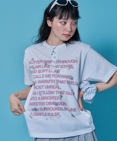 SEQUENZ(シークエンズ)の「※WEB限定 / シルバープリント / ぼかしプリントヘンリーネックT / sqnz silver star henley tee(Tシャツ/カットソー・レディース・ダークネイビー/ホワイト/ブルーグレー/ブラック・LARGE/MEDIUM/SMALL)」の2枚目の写真