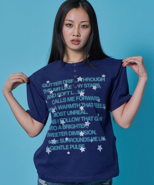 SEQUENZ(シークエンズ)の「※WEB限定 / シルバープリント / ぼかしプリントヘンリーネックT / sqnz silver star henley tee(Tシャツ/カットソー・レディース・ダークネイビー/ホワイト/ブルーグレー/ブラック・LARGE/MEDIUM/SMALL)」の1枚目の写真