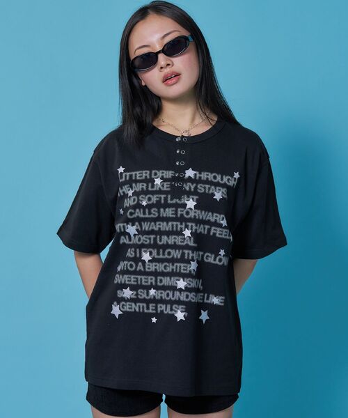 SEQUENZ(シークエンズ)の「※WEB限定 / シルバープリント / ぼかしプリントヘンリーネックT / sqnz silver star henley tee(Tシャツ/カットソー・レディース・ダークネイビー/ホワイト/ブルーグレー/ブラック・LARGE/MEDIUM/SMALL)」の3枚目の写真