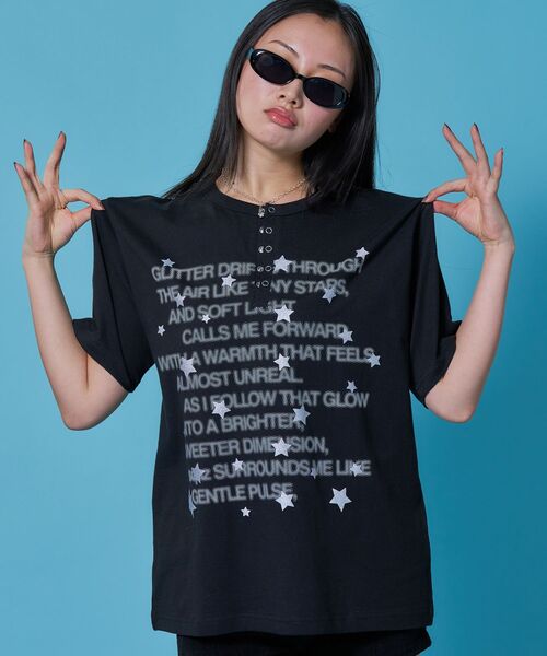 SEQUENZ(シークエンズ)の「※WEB限定 / シルバープリント / ぼかしプリントヘンリーネックT / sqnz silver star henley tee(Tシャツ/カットソー・レディース・ダークネイビー/ホワイト/ブルーグレー/ブラック・LARGE/MEDIUM/SMALL)」の5枚目の写真