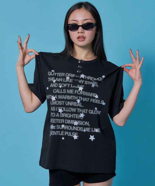 SEQUENZ(シークエンズ)の「※WEB限定 / シルバープリント / ぼかしプリントヘンリーネックT / sqnz silver star henley tee(Tシャツ/カットソー・レディース・ダークネイビー/ホワイト/ブルーグレー/ブラック・LARGE/MEDIUM/SMALL)」の6枚目の写真
