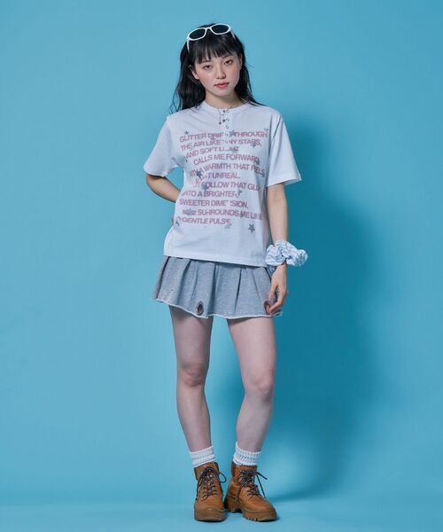 SEQUENZ(シークエンズ)の「※WEB限定 / シルバープリント / ぼかしプリントヘンリーネックT / sqnz silver star henley tee(Tシャツ/カットソー・レディース・ダークネイビー/ホワイト/ブルーグレー/ブラック・LARGE/MEDIUM/SMALL)」の12枚目の写真