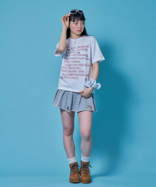 SEQUENZ(シークエンズ)の「※WEB限定 / シルバープリント / ぼかしプリントヘンリーネックT / sqnz silver star henley tee(Tシャツ/カットソー・レディース・ダークネイビー/ホワイト/ブルーグレー/ブラック・LARGE/MEDIUM/SMALL)」の13枚目の写真