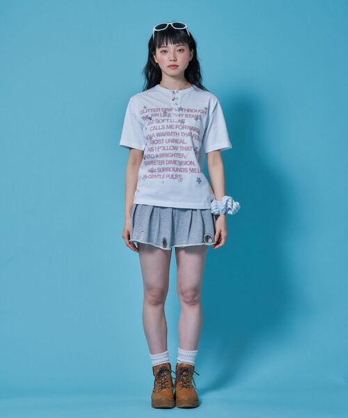 SEQUENZ(シークエンズ)の「※WEB限定 / シルバープリント / ぼかしプリントヘンリーネックT / sqnz silver star henley tee(Tシャツ/カットソー・レディース・ダークネイビー/ホワイト/ブルーグレー/ブラック・LARGE/MEDIUM/SMALL)」の14枚目の写真