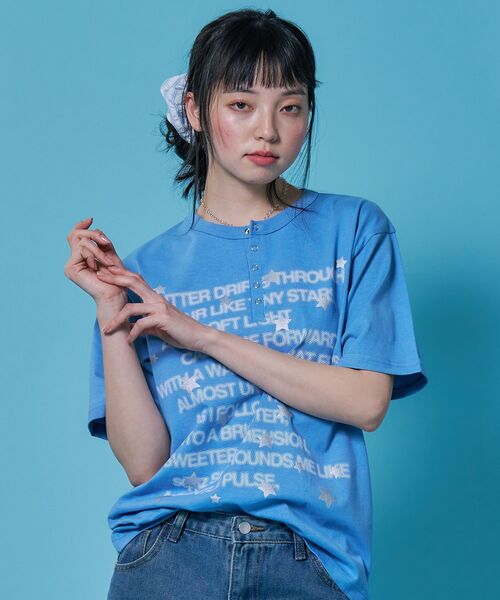 SEQUENZ(シークエンズ)の「※WEB限定 / シルバープリント / ぼかしプリントヘンリーネックT / sqnz silver star henley tee(Tシャツ/カットソー・レディース・ダークネイビー/ホワイト/ブルーグレー/ブラック・LARGE/MEDIUM/SMALL)」の15枚目の写真