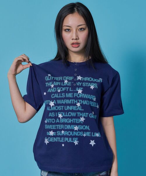 SEQUENZ(シークエンズ)の「※WEB限定 / シルバープリント / ぼかしプリントヘンリーネックT / sqnz silver star henley tee(Tシャツ/カットソー・レディース・ダークネイビー/ホワイト/ブルーグレー/ブラック・LARGE/MEDIUM/SMALL)」の19枚目の写真