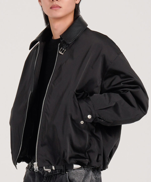 ダブルバックルレザーカラーショートブルゾンジャケット（ブラック 