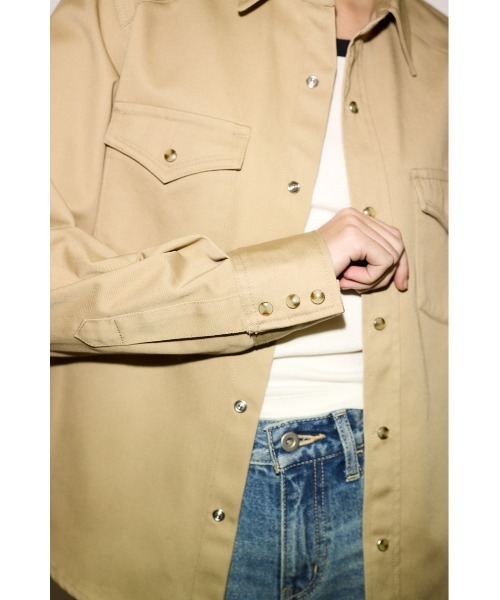 THROW by SLY（スローバイスライ）の「THROW PK LONG SLEEVE TWILL SH  ポケットロングスリーブツイルシャツ 冬服 春服（シャツ/ブラウス・レディース・ベージュ・FREE）」の7枚目の写真