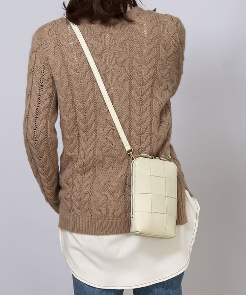 mieno（ミエノ）の「[mieno]イタリアンシープスキンメッシュ スマホポーチ（ショルダーバッグ・レディース・ターコイズブルー/ラベンダー/シルバー/オフホワイト/ブラック・FREE）」の2枚目の写真