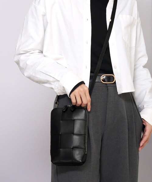 mieno（ミエノ）の「[mieno]イタリアンシープスキンメッシュ スマホポーチ（ショルダーバッグ・レディース・ターコイズブルー/ラベンダー/シルバー/オフホワイト/ブラック・FREE）」の3枚目の写真