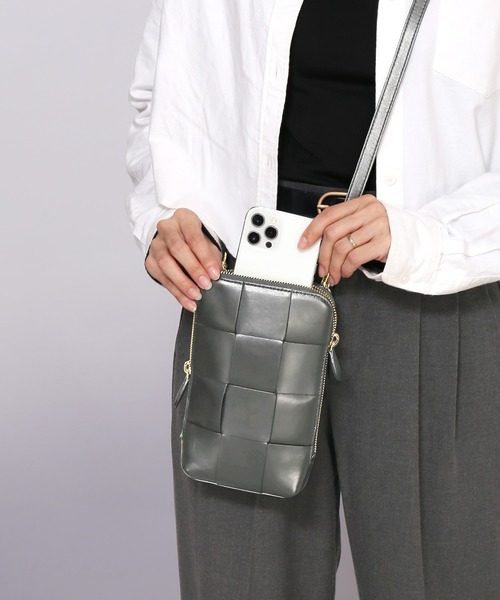 mieno（ミエノ）の「[mieno]イタリアンシープスキンメッシュ スマホポーチ（ショルダーバッグ・レディース・ターコイズブルー/ラベンダー/シルバー/オフホワイト/ブラック・FREE）」の6枚目の写真