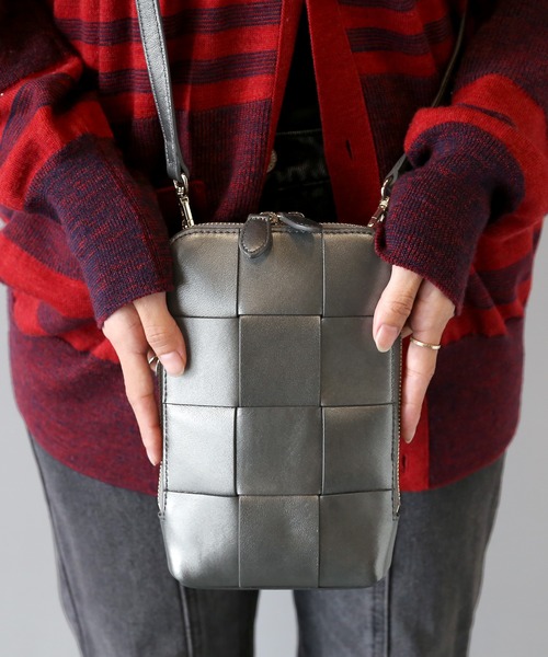 mieno（ミエノ）の「[mieno]イタリアンシープスキンメッシュ スマホポーチ（ショルダーバッグ・レディース・ターコイズブルー/ラベンダー/シルバー/オフホワイト/ブラック・FREE）」の7枚目の写真