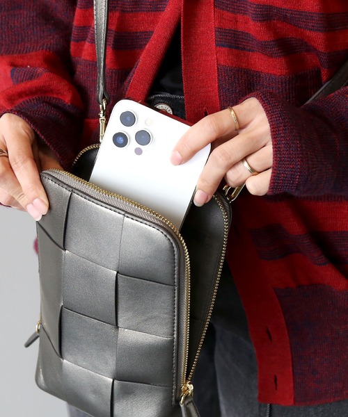 mieno（ミエノ）の「[mieno]イタリアンシープスキンメッシュ スマホポーチ（ショルダーバッグ・レディース・ターコイズブルー/ラベンダー/シルバー/オフホワイト/ブラック・FREE）」の9枚目の写真