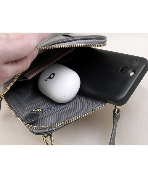 mieno（ミエノ）の「[mieno]イタリアンシープスキンメッシュ スマホポーチ（ショルダーバッグ・レディース・ターコイズブルー/ラベンダー/シルバー/オフホワイト/ブラック・FREE）」の16枚目の写真