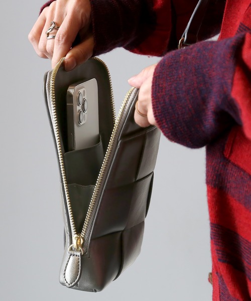 mieno（ミエノ）の「[mieno]イタリアンシープスキンメッシュ スマホポーチ（ショルダーバッグ・レディース・ターコイズブルー/ラベンダー/シルバー/オフホワイト/ブラック・FREE）」の10枚目の写真