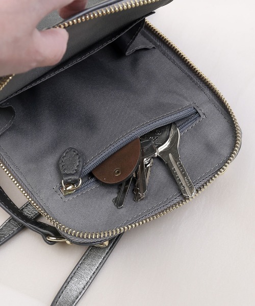 mieno（ミエノ）の「[mieno]イタリアンシープスキンメッシュ スマホポーチ（ショルダーバッグ・レディース・ターコイズブルー/ラベンダー/シルバー/オフホワイト/ブラック・FREE）」の15枚目の写真