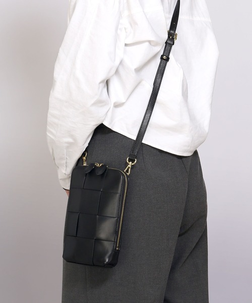 mieno（ミエノ）の「[mieno]イタリアンシープスキンメッシュ スマホポーチ（ショルダーバッグ・レディース・ターコイズブルー/ラベンダー/シルバー/オフホワイト/ブラック・FREE）」の17枚目の写真