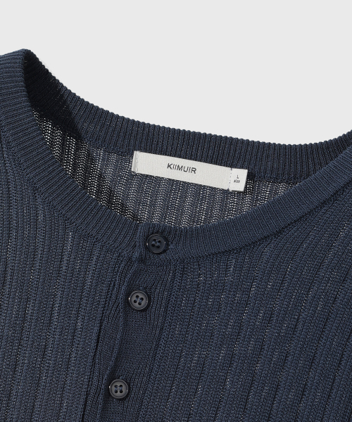 KIIMUIR（キミュア）の「クールタッチヘンリーネッククロップニット_ネイビー（ニット/セーター・メンズ・ネイビー・MEDIUM/LARGE/X-LARGE）」の5枚目の写真