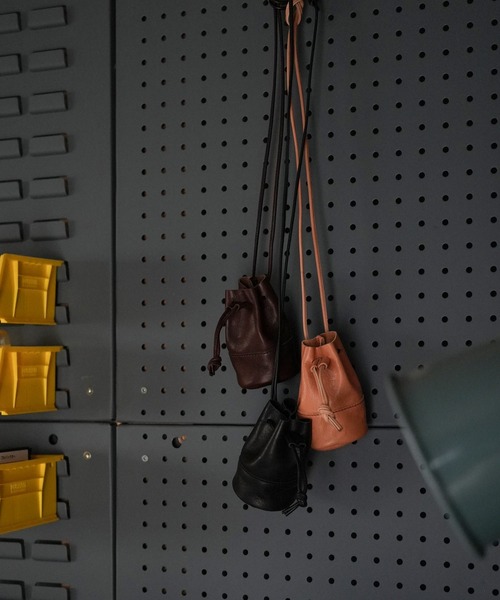 STANDARD SUPPLY(スタンダードサプライ)の「アーツアンドクラフツ / HORSE LEATHER ホースレザー / POUCH SHOULDER ポーチショルダー(ショルダーバッグ・レディース・タン/チョコ/ブラック・FREE)」の4枚目の写真