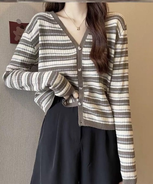 Beststore(ベストストア)の「マルチボーダー柄 Vネックカーディガン長袖(カーディガン/ボレロ・レディース・ネイビー系/グレー系/ブラック系/ブラウン系/ベージュ系・FREE)」の14枚目の写真