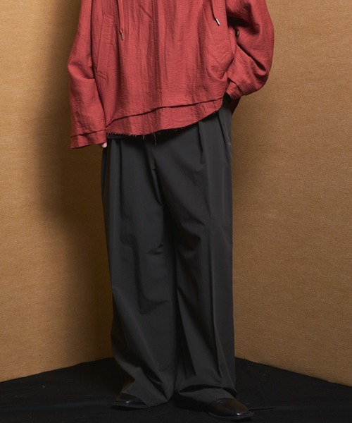 MAISON SPECIAL（メゾンスペシャル）の「《UNISEX》【PERTEX】Prime-Wide Two-tuck Trousers/【パーテックス】プライムワイドツータックスラックス【MAISON SPECIAL/メゾンスペシャル】■セットアップ対応■（スラックス・メンズ・ブラック/グレー/チャコールグレー・0/1/2）」の3枚目の写真