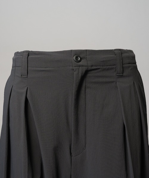 MAISON SPECIAL（メゾンスペシャル）の「《UNISEX》【PERTEX】Prime-Wide Two-tuck Trousers/【パーテックス】プライムワイドツータックスラックス【MAISON SPECIAL/メゾンスペシャル】■セットアップ対応■（スラックス・メンズ・ブラック/グレー/チャコールグレー・0/1/2）」の21枚目の写真