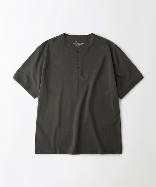 OUTSTANDING(アウトスタンディング)の「HENLEY NECK HALF SLEEVE TEE_CHARCOAL(Tシャツ/カットソー・レディース・その他・SMALL/MEDIUM/LARGE)」の1枚目の写真