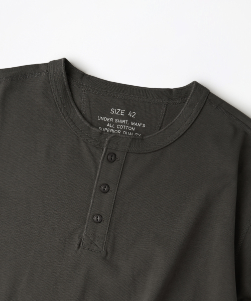 OUTSTANDING(アウトスタンディング)の「HENLEY NECK HALF SLEEVE TEE_CHARCOAL(Tシャツ/カットソー・レディース・その他・SMALL/MEDIUM/LARGE)」の3枚目の写真