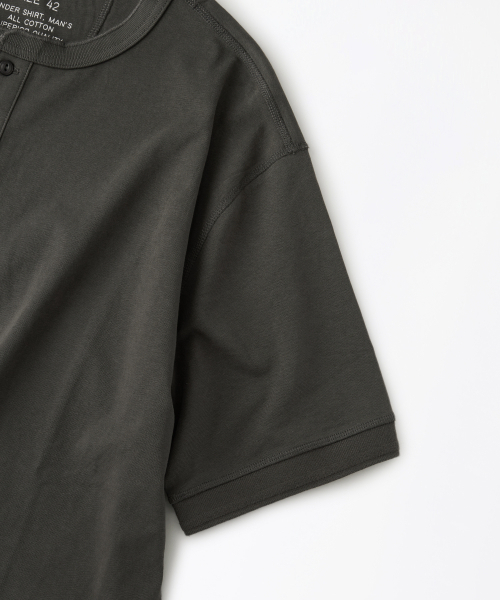 OUTSTANDING(アウトスタンディング)の「HENLEY NECK HALF SLEEVE TEE_CHARCOAL(Tシャツ/カットソー・レディース・その他・SMALL/MEDIUM/LARGE)」の5枚目の写真