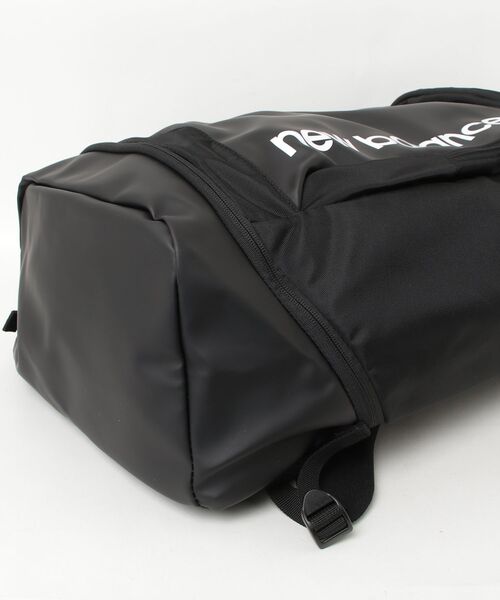 NEW BALANCE(ニューバランス)の「トップローディングバックパック40L(バックパック/リュック・メンズ・ブラック×ゴールド/ブラック×ホワイト・ONE SIZE)」の3枚目の写真