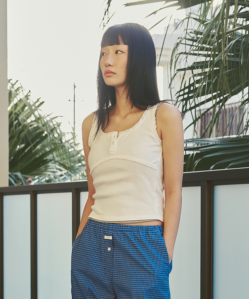 AFTERHOURS（アフターアワーズ）の「LACE BUTTON SLEEVELESS TOP V2 (WHITE)（Tシャツ/カットソー・レディース・その他・FREE）」の2枚目の写真