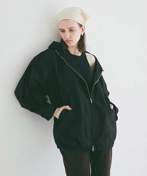 CLANE（クラネ）の「CRINKLED SHEER NYLON ZIP UP HOODIE（パーカー・レディース・ブラック/ベージュ・2/1）」の3枚目の写真