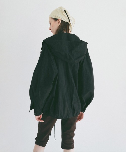 CLANE（クラネ）の「CRINKLED SHEER NYLON ZIP UP HOODIE（パーカー・レディース・ブラック/ベージュ・2/1）」の4枚目の写真