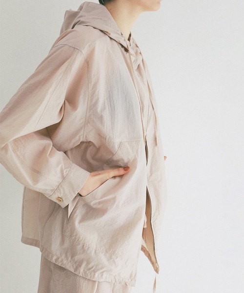 CLANE（クラネ）の「CRINKLED SHEER NYLON ZIP UP HOODIE（パーカー・レディース・ブラック/ベージュ・2/1）」の12枚目の写真