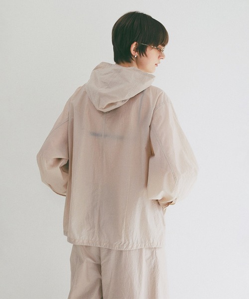 CLANE（クラネ）の「CRINKLED SHEER NYLON ZIP UP HOODIE（パーカー・レディース・ブラック/ベージュ・2/1）」の13枚目の写真