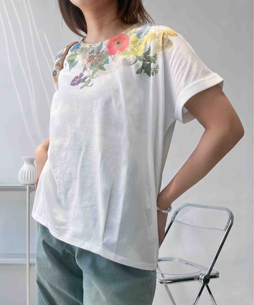 AS KNOW AS plus(アズノゥアズプラス)の「〇袖ロールアップ タック入りアートTシャツ(Tシャツ/カットソー・レディース・ホワイト系/ホワイト系1/オートミール/ホワイト系その他・FREE)」の3枚目の写真